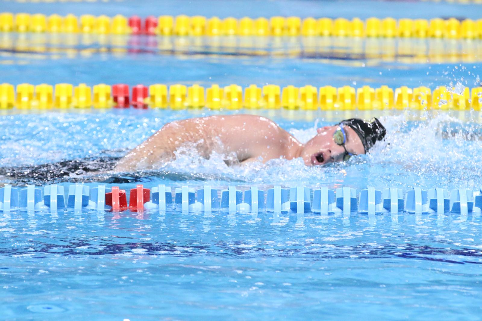 Sivas’ta genç yüzücülerden nefes kesen performans