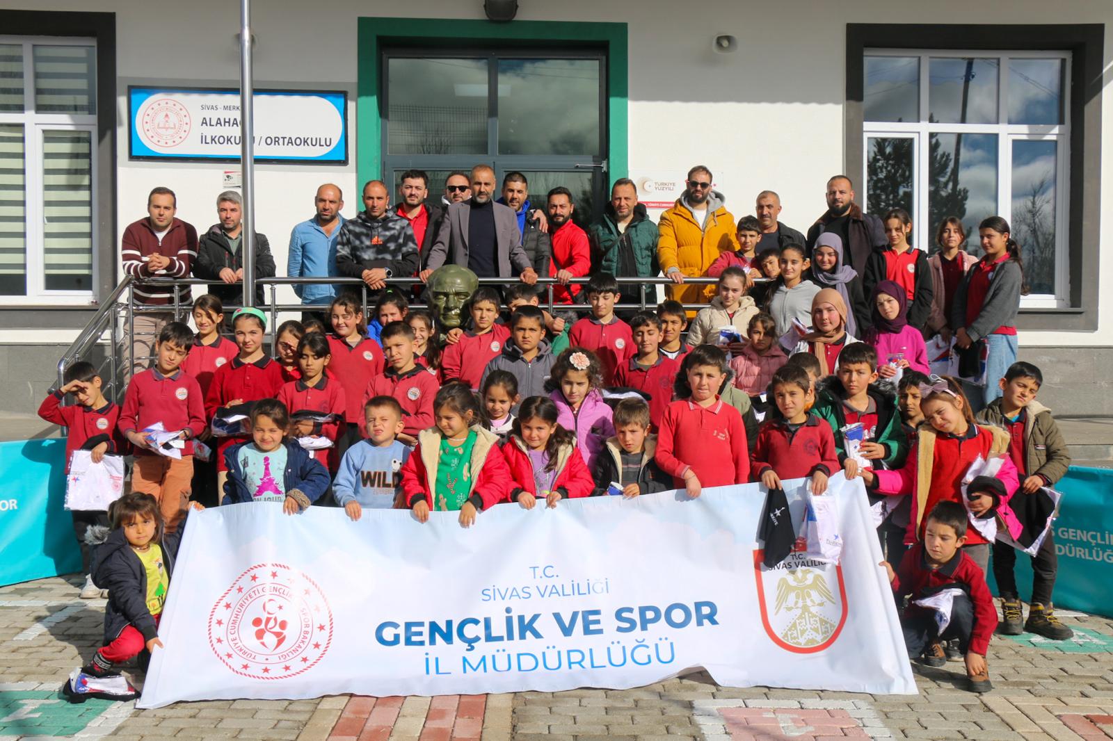 Sivas’ta köy okulunda spor fırtınası esti!