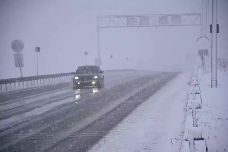 Sivas’ta yüksek kesimlerde kar ve sis sürücülere zor anlar yaşattı