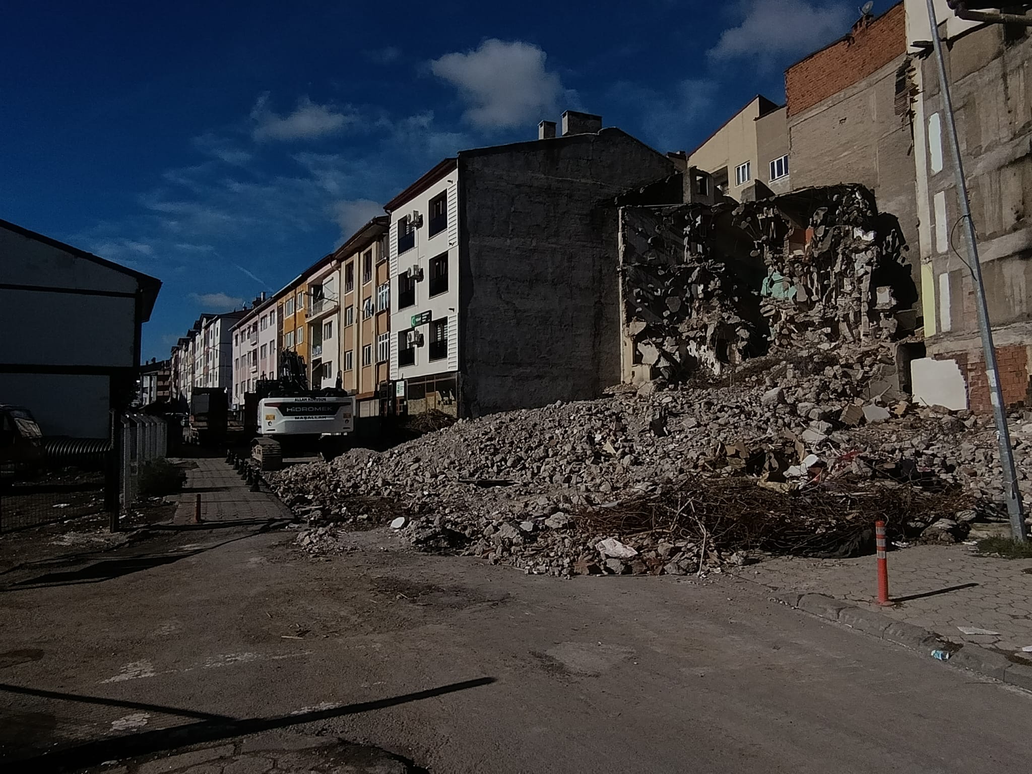 Sivas’ta Yıkım Çalışmaları Trafiği Aksattı
