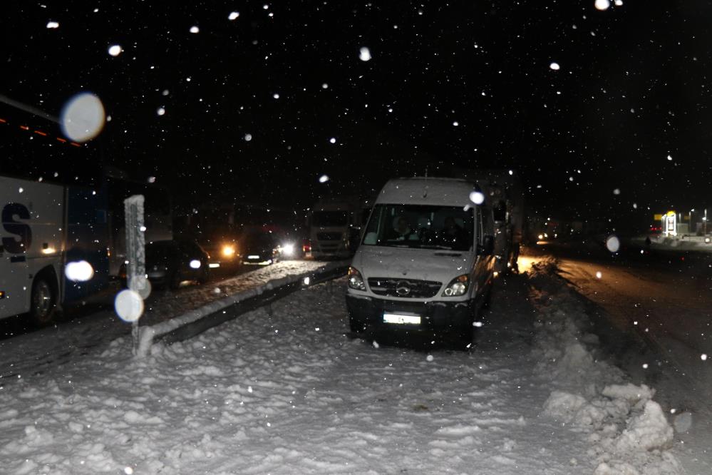 Sivas yolu Erzincan geçitlerinde kar engeli
