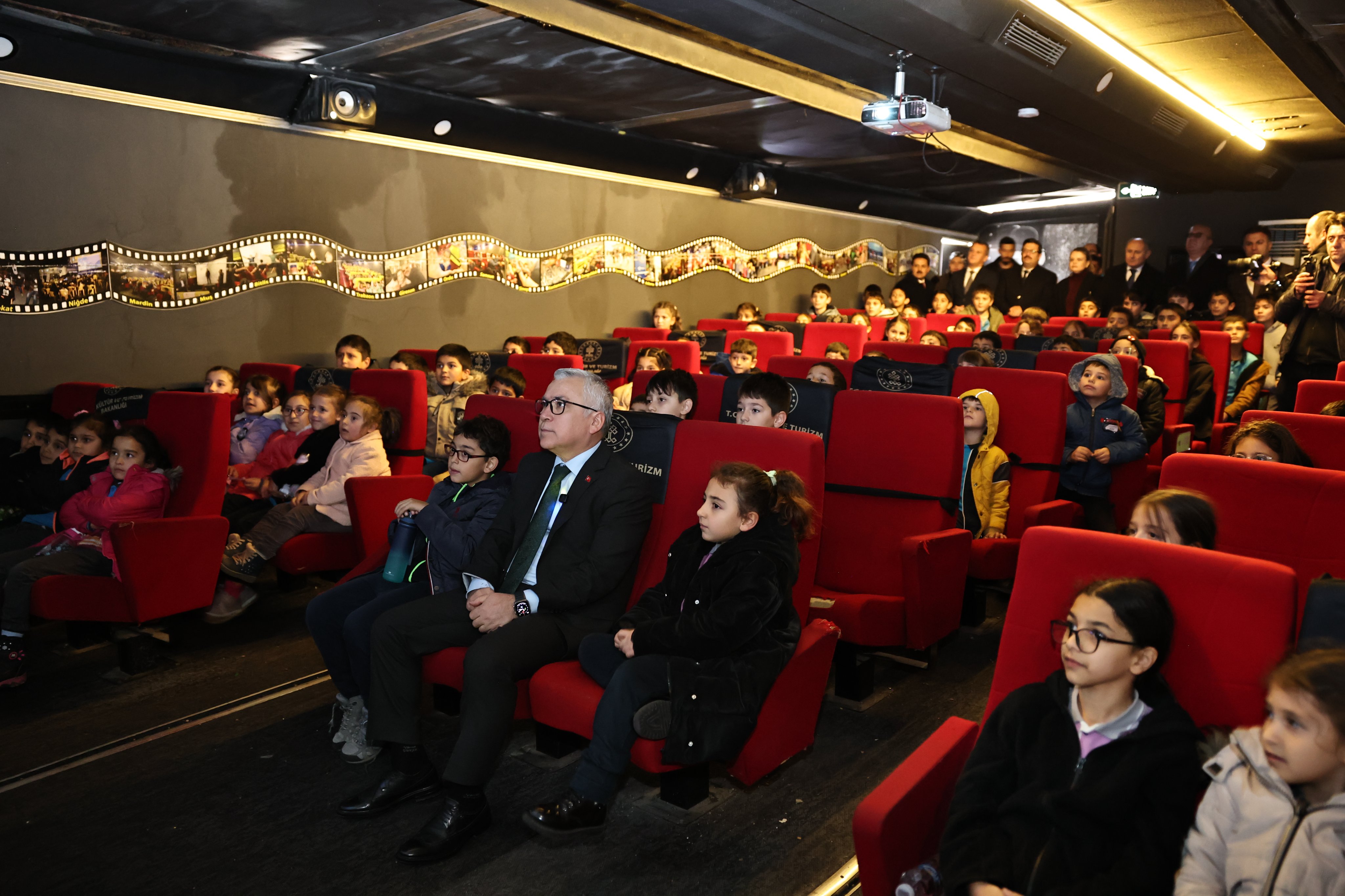 Sivas’ta Gezen Sinema TIR’ı Çocuklarla Buluştu