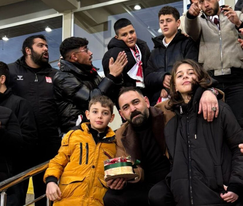 Sivas 4 Eylül Stadı’nda Tribünlerde Doğum Günü Kutlaması