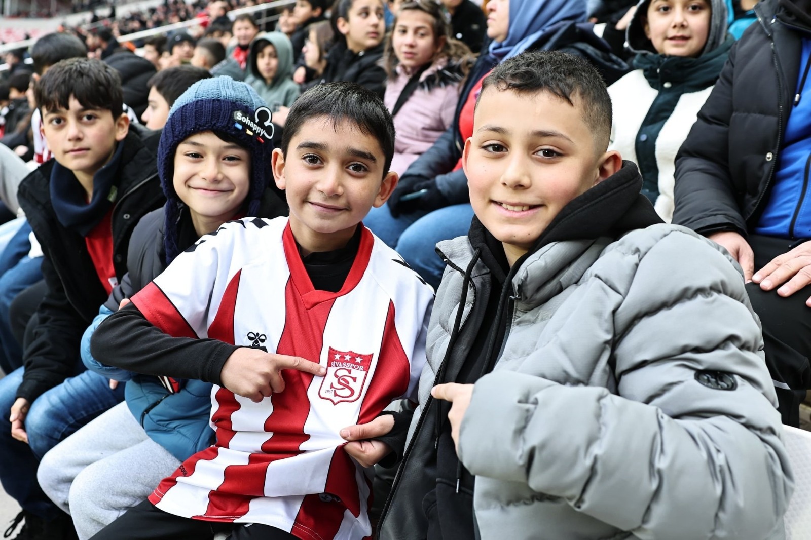 Sivas’ta tribünler minik yiğidolara emanet