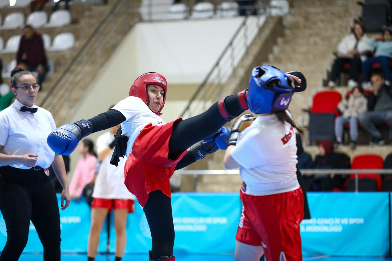 Sivas’ta yumruklar şampiyonluk için konuştu