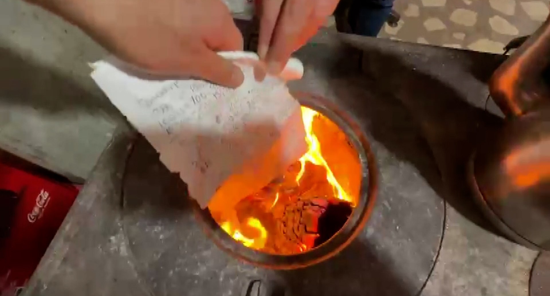 Sivas’ta borç yükü kül oldu! Veresiye defterini sobada yaktı