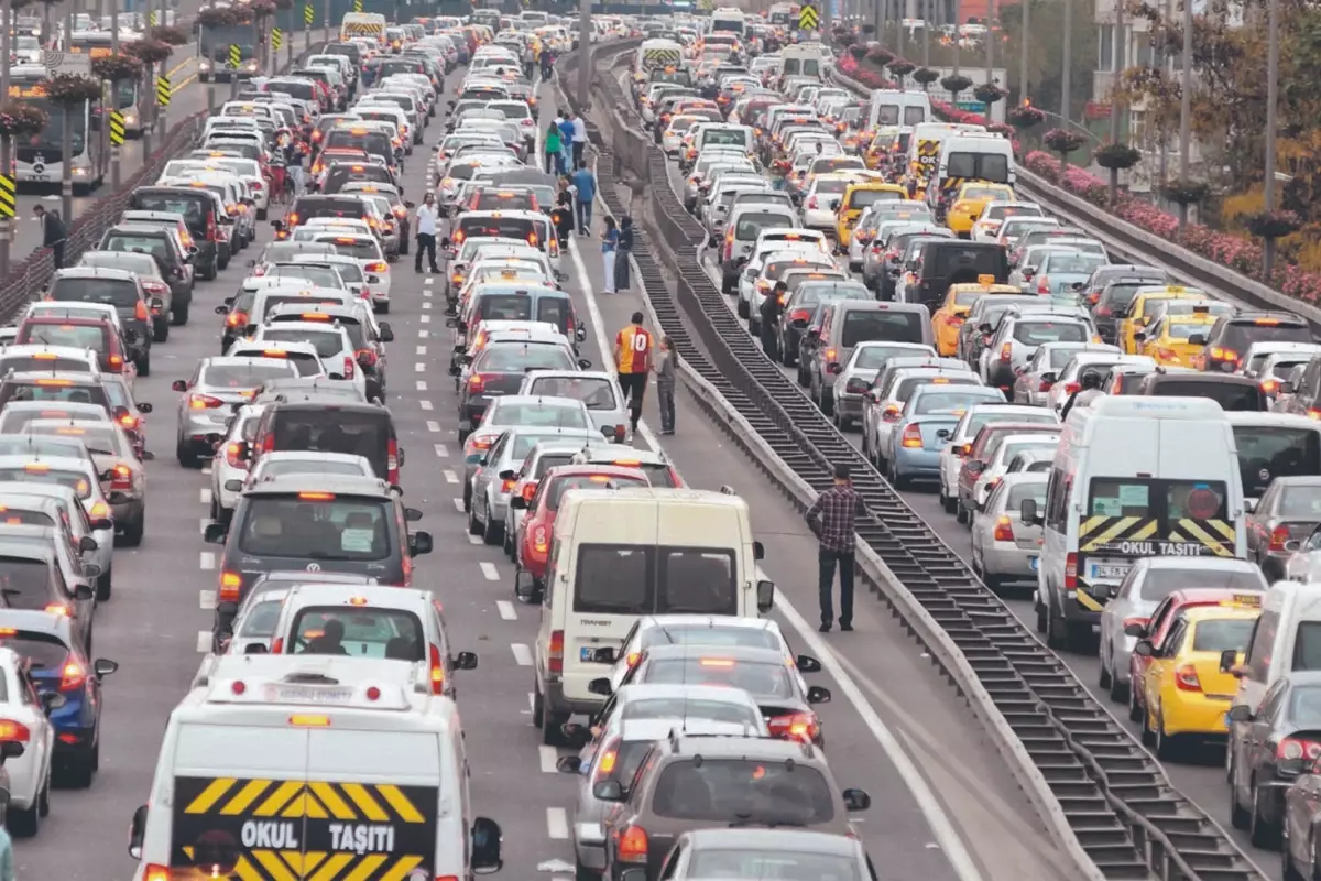 Araç Sahiplerine Müjde! Benzine Bir İndirim Daha Geliyor