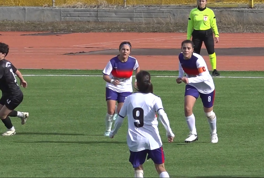 Sivaslı Kader Öğretmen Sahada Kaptan, Okulda Rehber