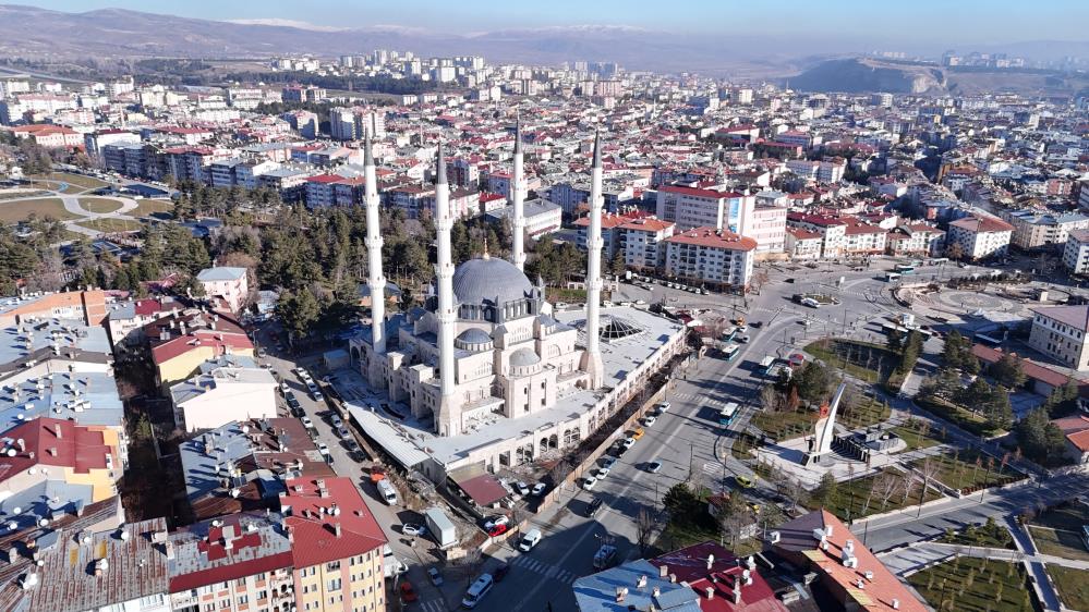Sivas’ın yeni simgesi gökyüzüne yükseldi