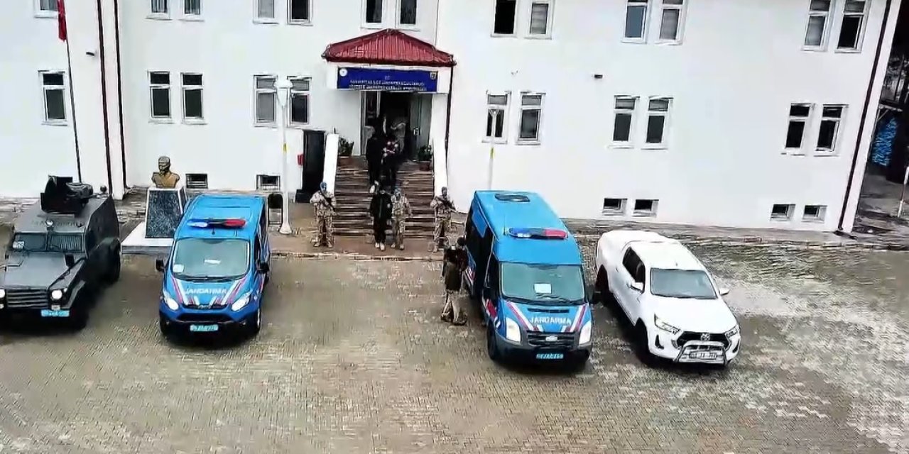 Sivas'ta minibüste 10 düzensiz göçmen yakalandı