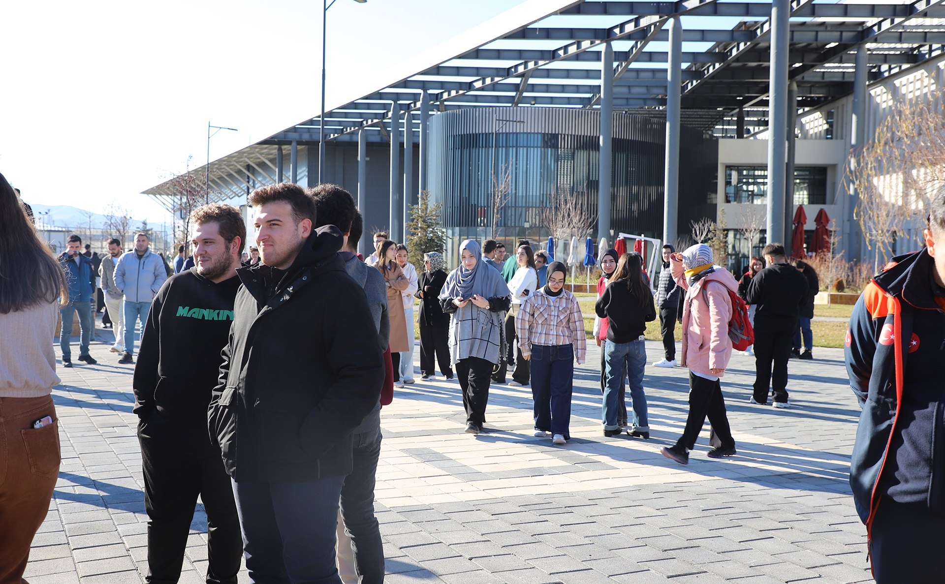 Sivas'ta Üniversitede Alarm, Herkes Sokağa Çıktı