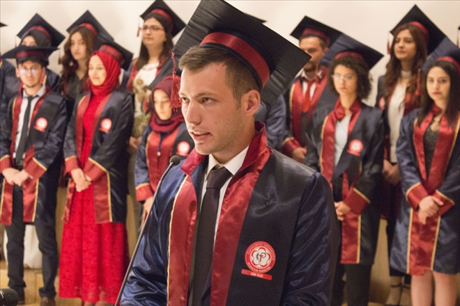 İLK MEZUNİYETTE 35 ECZACI