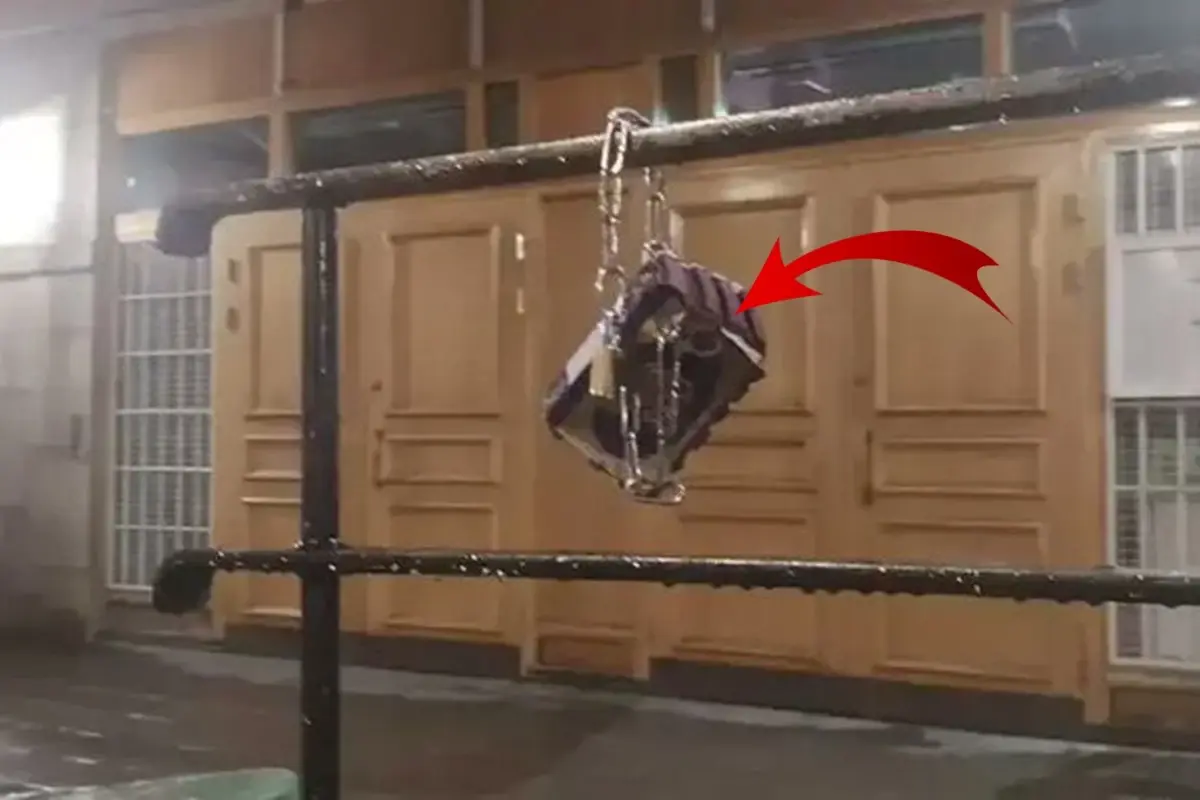 İslam’a Açık Nefret: Kur’an-ı Kerim Kurşunlanıp Zincirlendi