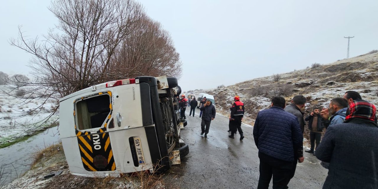 SON DAKİKA: Sivas'ta Lise Öğrencilerini Taşıyan Servis Devrildi