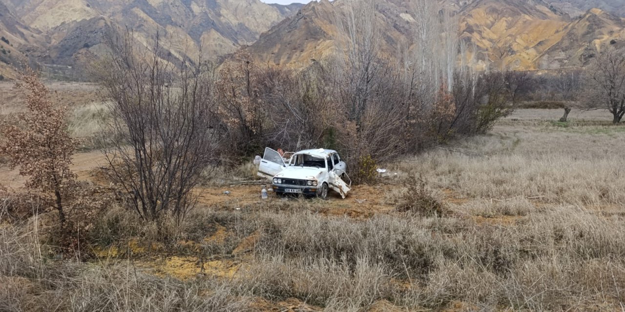 Sivas'ta otomobil devrildi: 1 ölü, 2 yaralı