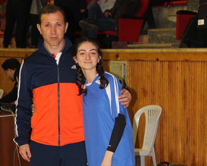 KIZINA ANTRENÖRLÜK YAPTI