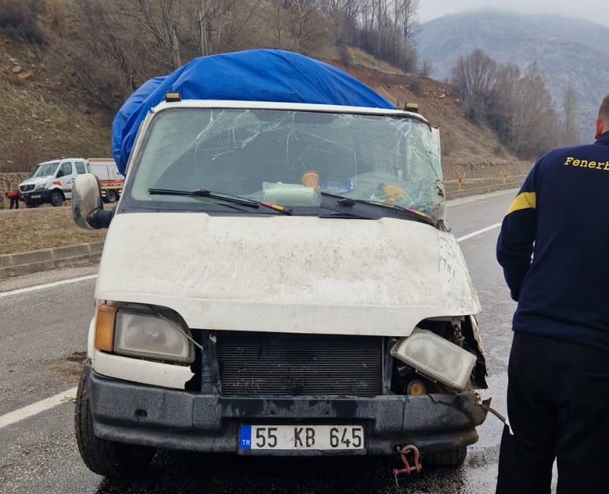Sivas'ta Kamyonet İstinat Duvarına Çarptı:4 Yaralı
