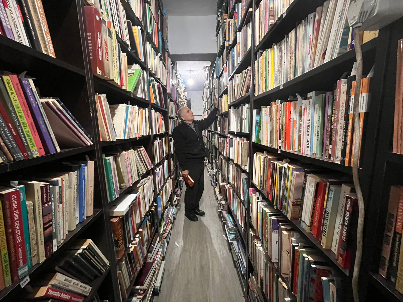 Sivaslı Emekli Öğretmenin Bir Ömürlük Tutkusu: Sahaflık