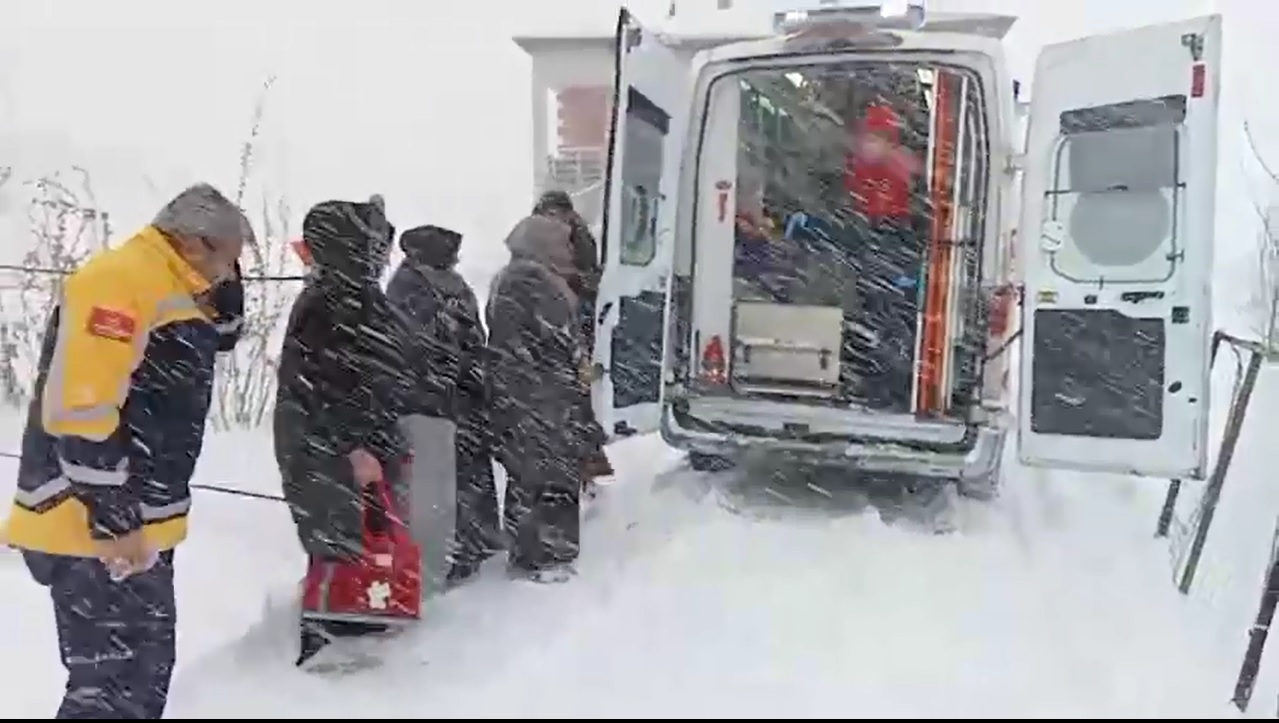 Sivas’ta Zamanla Yarış, Hamile Kadın Hastaneye Ulaştırıldı