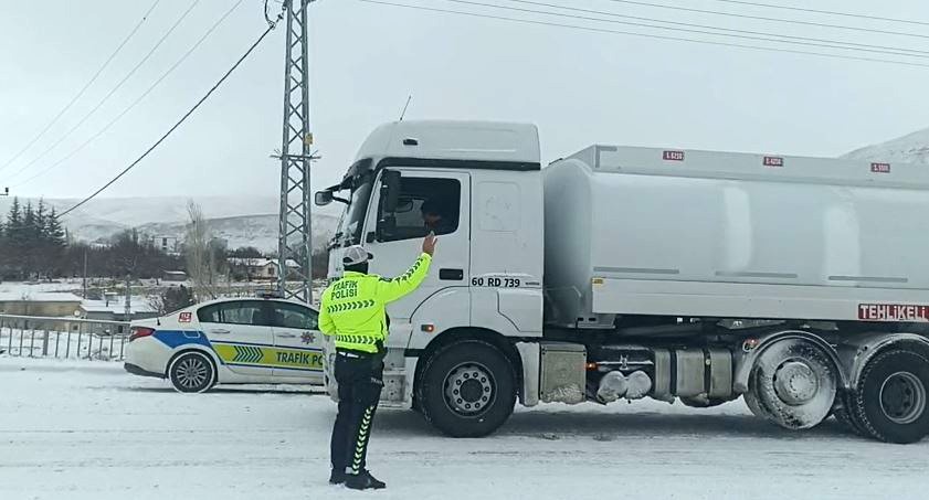 Sivas’ta Yoğun Kar Alarmı: Kritik Geçitte Trafik Durdu