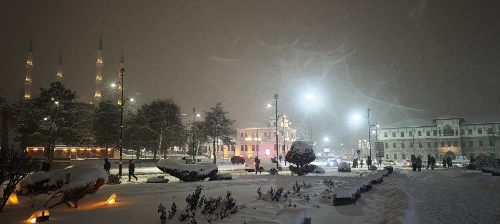 Sivas beyaza büründü: Tarihi Meydan’da görsel şölen
