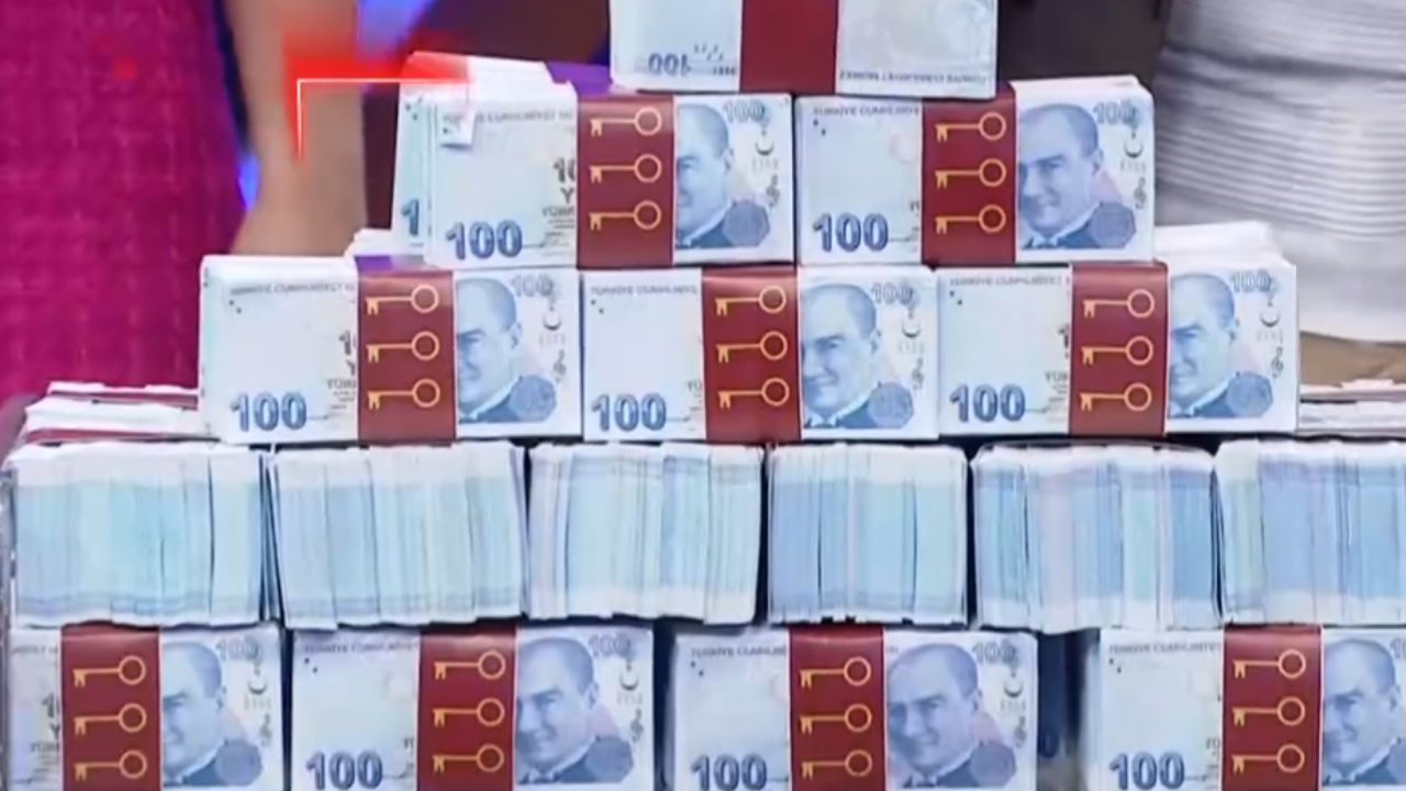 Aşağıdaki ülkelerden hangisinin bayrağı, Türkiye’nin bayrak renklerinden (kırmızı ve beyaz) farklı olan bir renge de sahiptir?