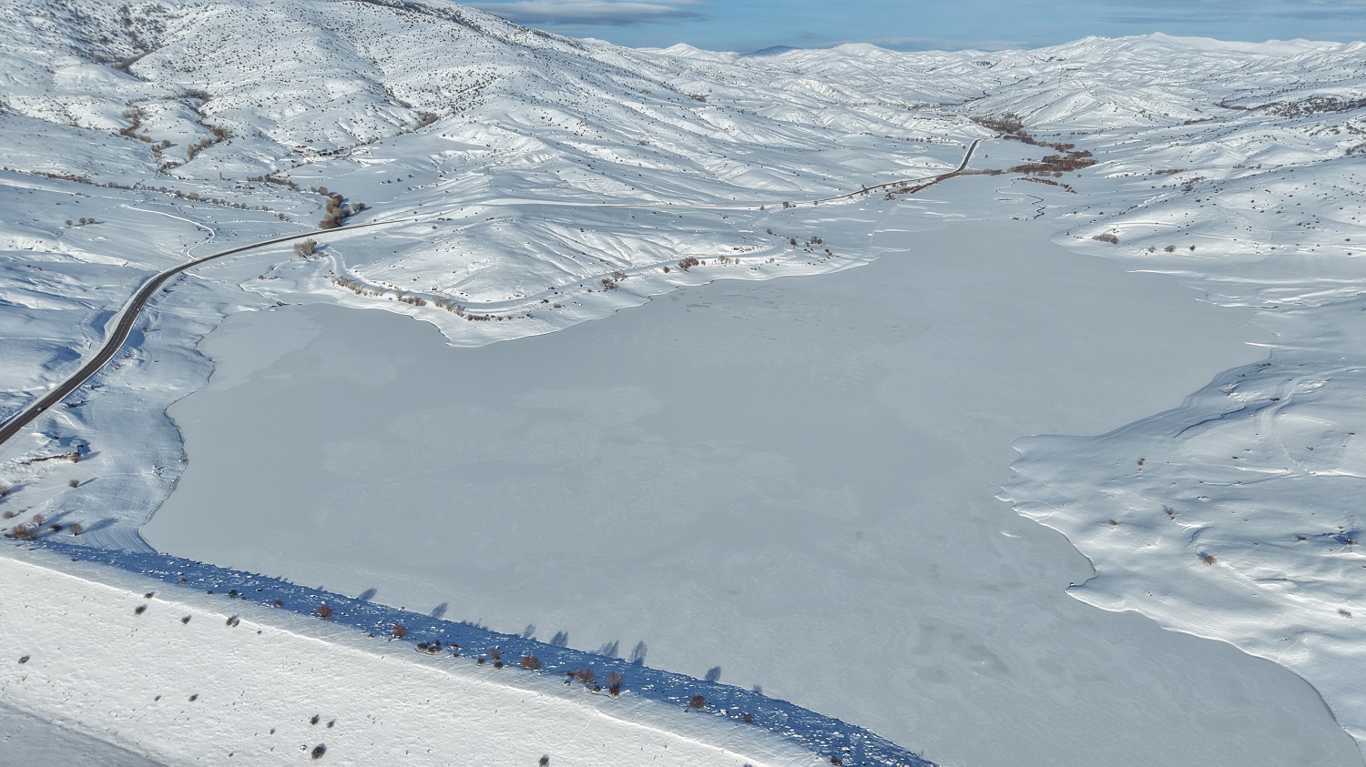 Sivas'ta Yıldız Göleti'nin yüzeyi buz tuttu