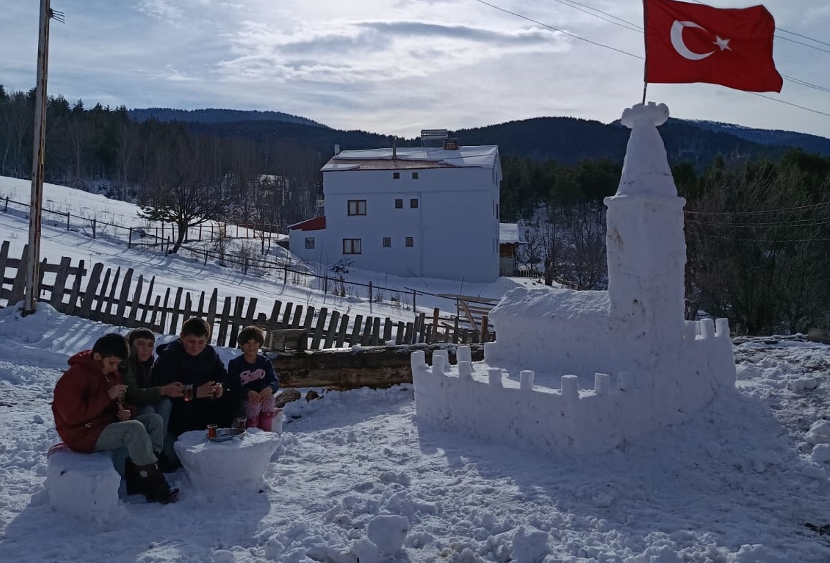 Sivas'ta Kardan Kız Kulesi Manzarası Eşliğinde Çay Keyfi