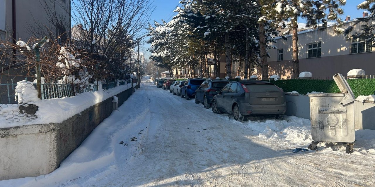 Sivas'tan Yunanistan'a kar temizliği Gazipaşa Ortaokulu çevresine uğramamış