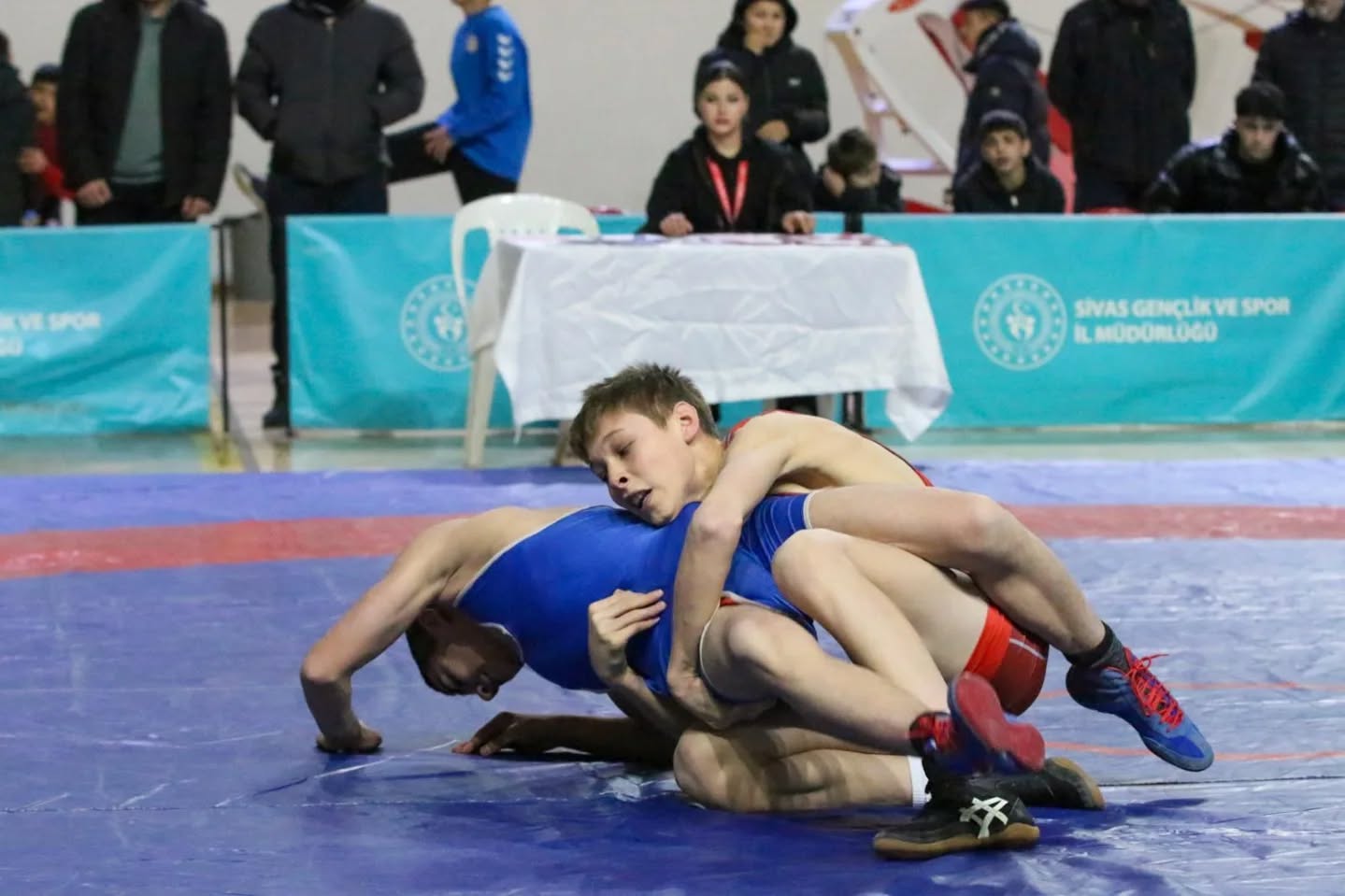 Sivas’ta genç güreşçiler nefes kesti