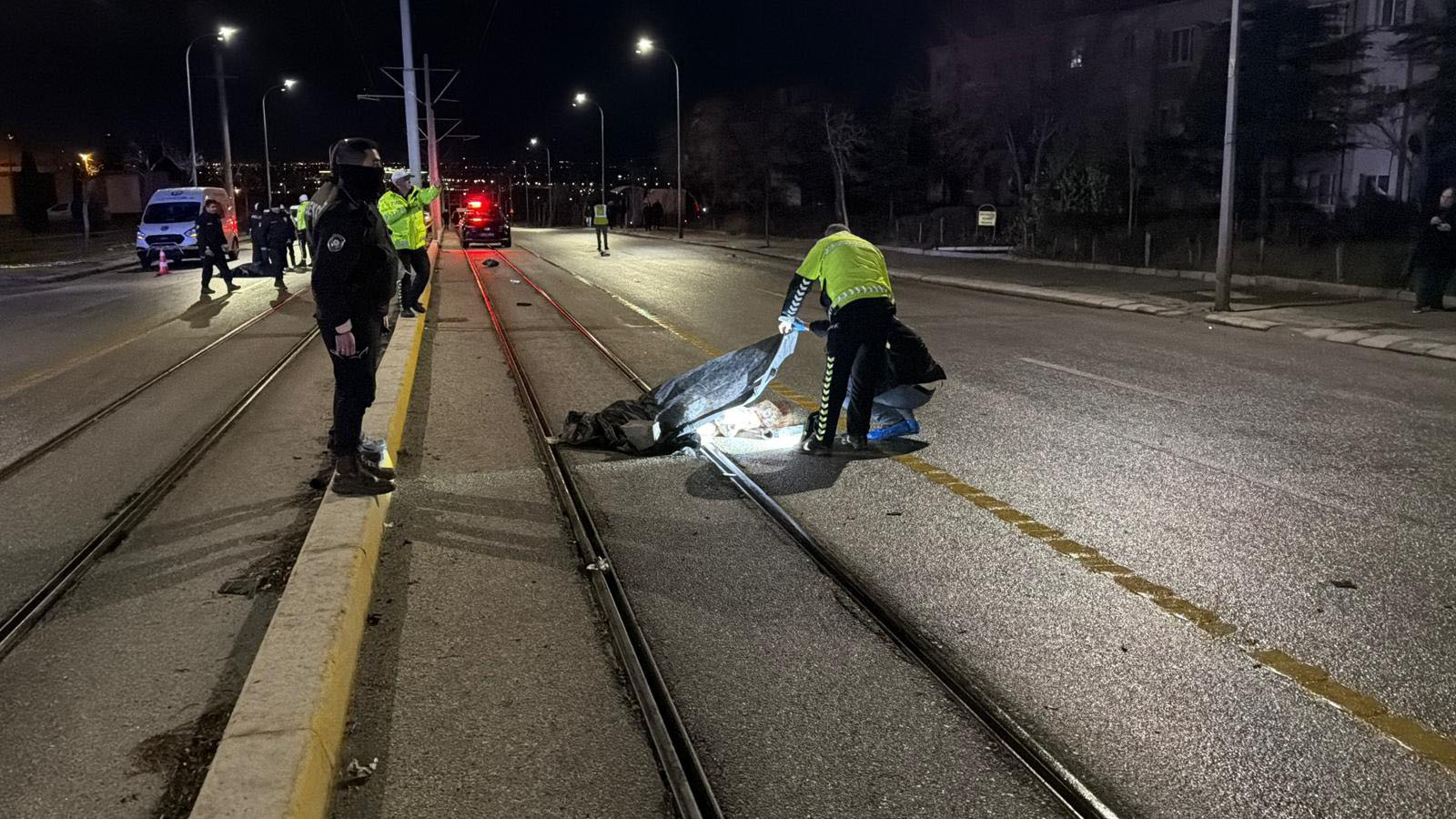 Otomobil yayaların arasına daldı: 3 ölü