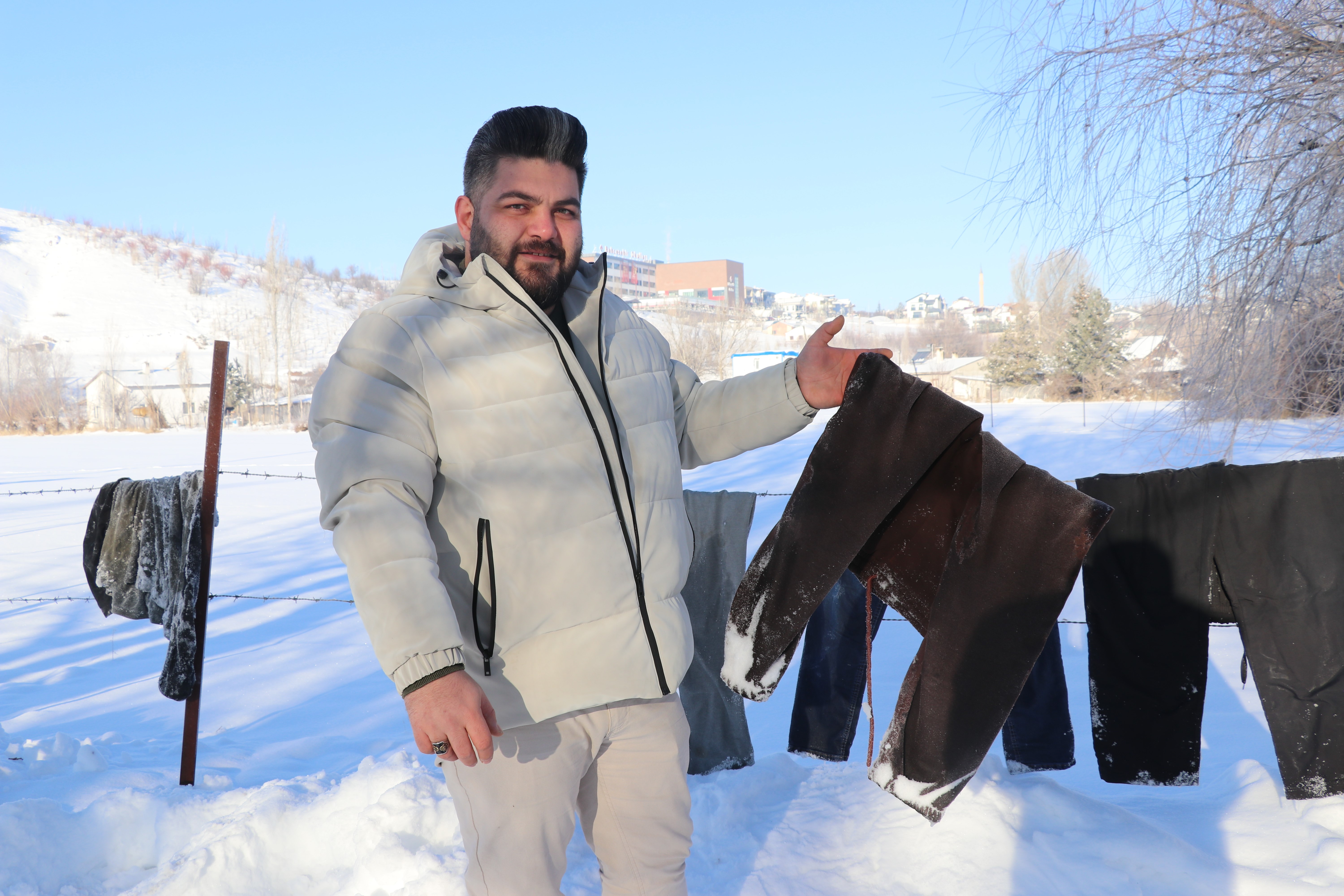 Sivas Soğuğunda Çamaşırlar Katlanmadı, Dikildi