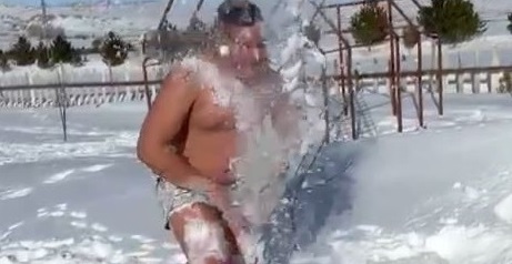 Sivas'ta Dondurucu Havada Kar Banyosu