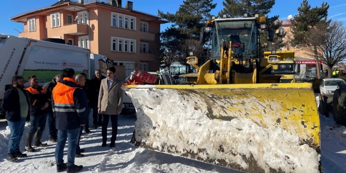 Sivas Ulaş’ta ekipler teyakkuzda, karla savaş sürüyor