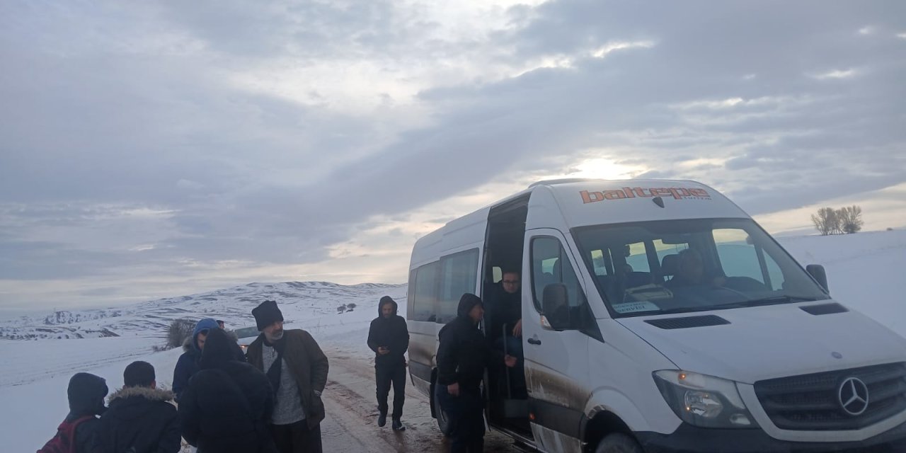 Sivas’ta okul servisleri buzlanmaya takıldı