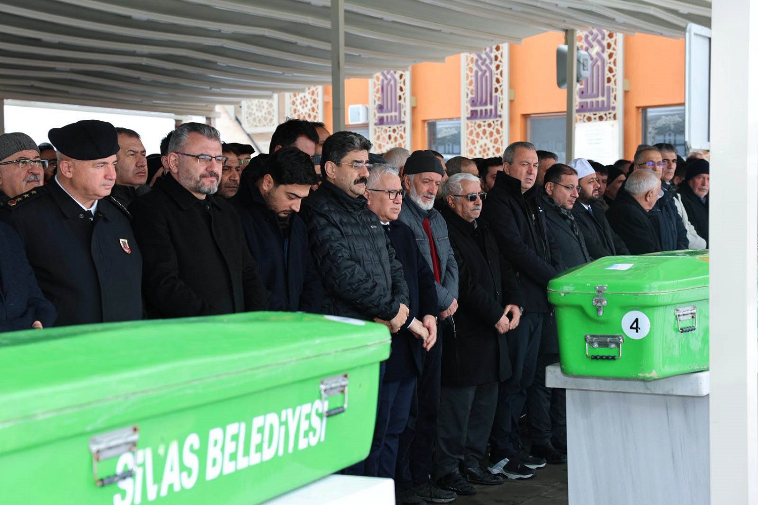 Vali Şimşek, kazada yaşamını yitirenlerin cenazesinde