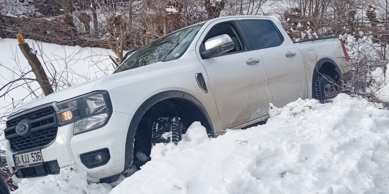 Sivas'ta kamyonet şarampole uçtu