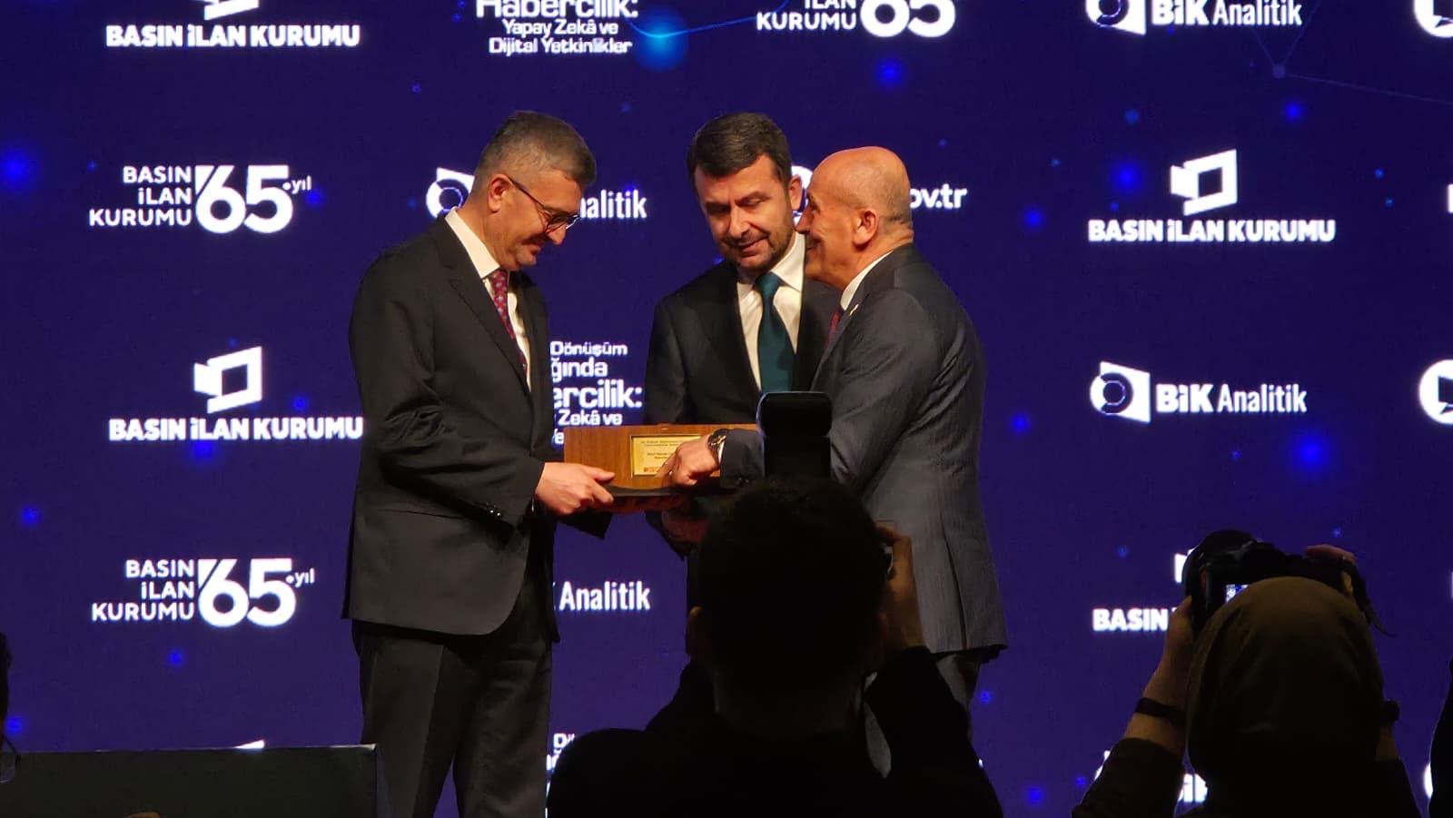 Karahan’dan İletişim Başkanı Duran’a plaket