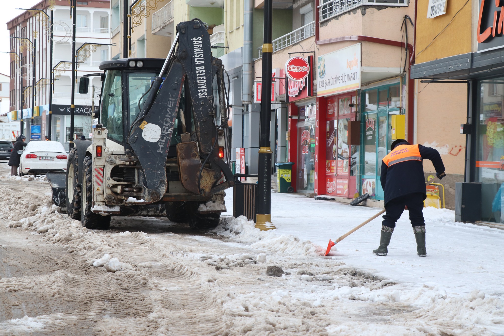Sivas’ta beyaz mesai: Şarkışla Belediyesi teyakkuzda