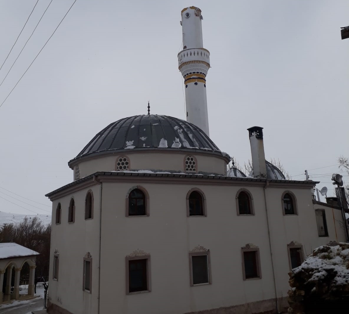 Sivas’ta Şiddetli Rüzgar Cami Minaresini Yıktı