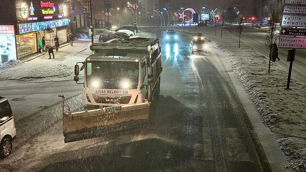 Sivas’ta kar ekipleri gece gündüz görevde