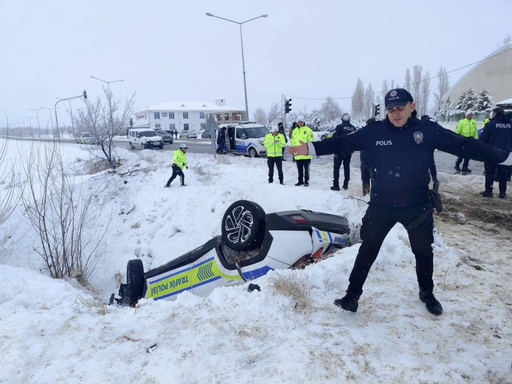 Polis aracı şarampole uçtu: 2 polis yaralandı