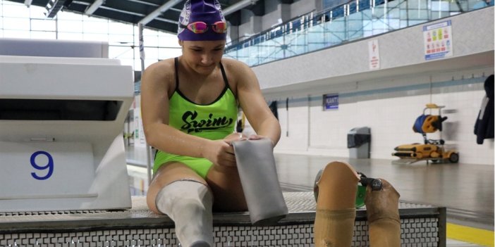 Sivas’ta şampiyon olmuştu: Depremde 2 bacağını kaybeden Medine, yüzmeyle hayata tutundu