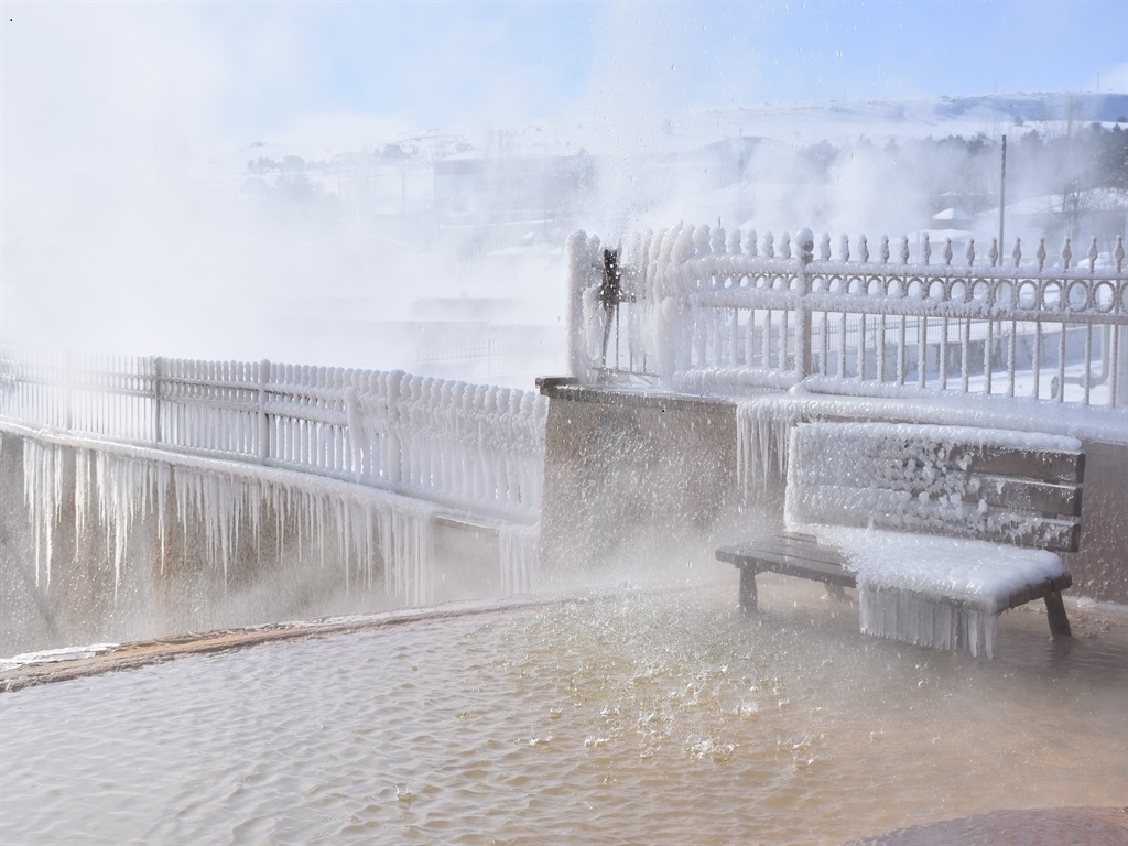 Sivas’ta sıcak su dondu, doğa şaşırttı