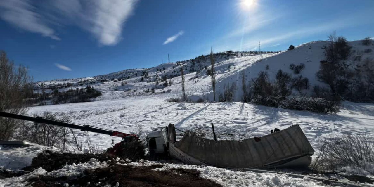 Sivas'ta kumaş yüklü TIR devrildi, sürücü yaralı