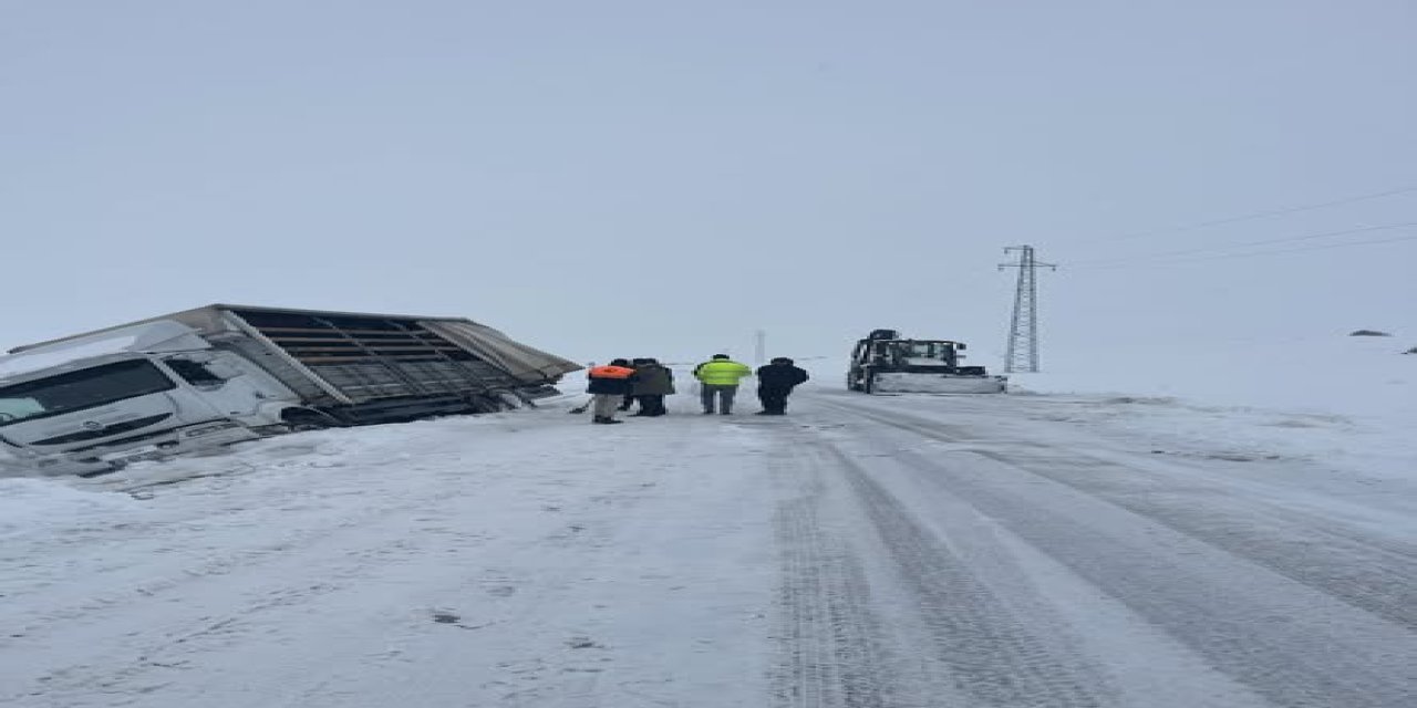 Sivas'ta yoldan çıkan kamyon kurtarıldı