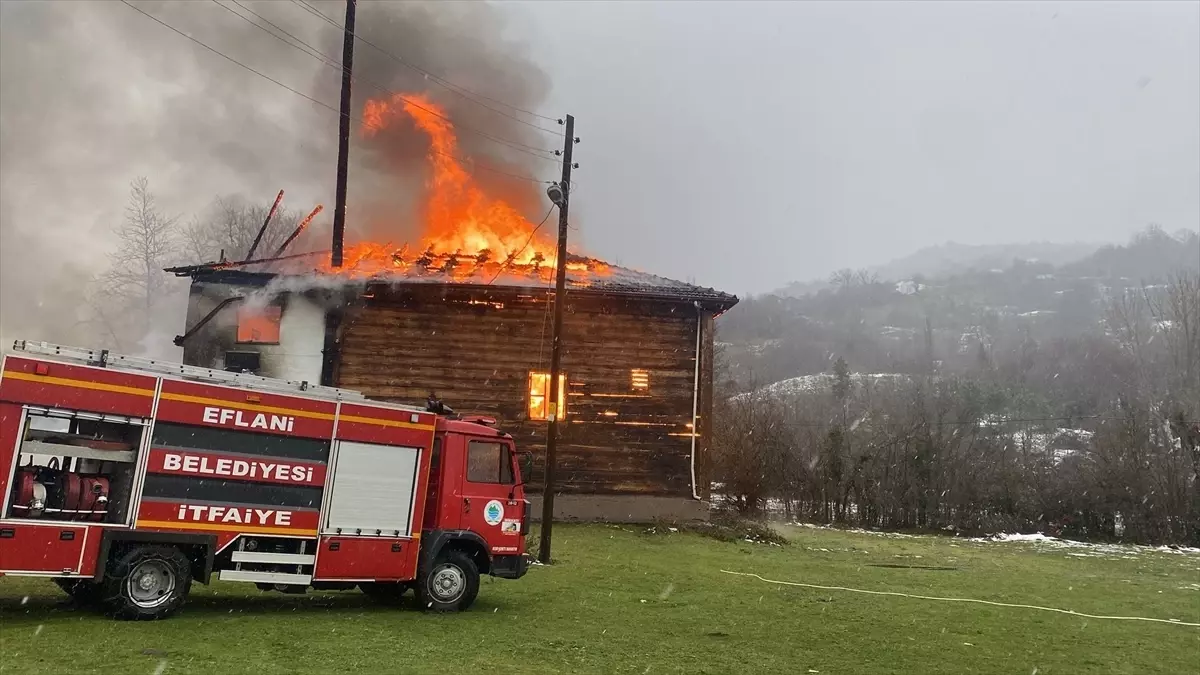 Tarihi cami yangında kullanılamaz hale geldi