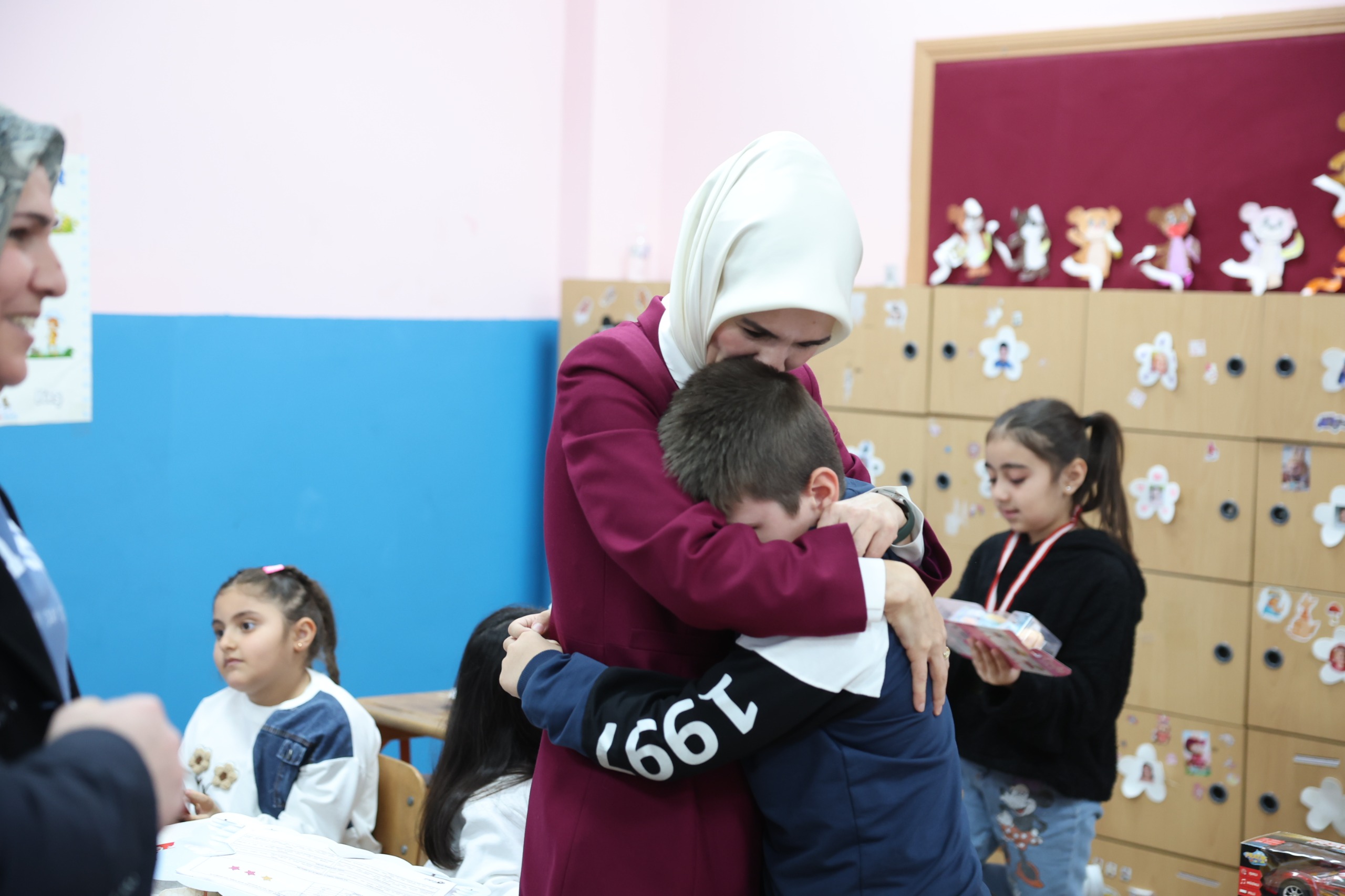 Bakan Göktaş, Pençe-Kilit şehidinin oğluna karnesini verdi