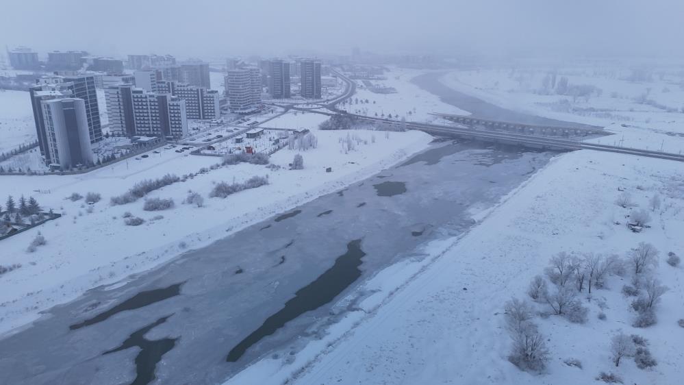 Sivas’ta donduran soğuk: Kent buz tuttu
