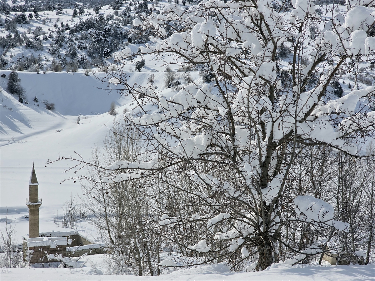 Sivas’ta barajda buz tabakası ve kar kalınlığı dikkat çekti